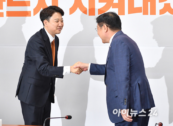 정점식 국민의힘 원내대표가 15일 서울 여의도 국회에서 이준석 개혁신당 당대표 예방해 기념촬영을 하고 있다. 좌측부터 개혁신당 천하람 원내대표, 이준석 당대표, 국민의힘 정점식 원내대표, 김승수 원내수석부대표. [사진=곽영래 기자]