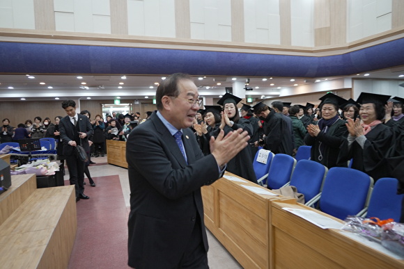 하윤수 부산광역시교육감이 2일 오전 부산광역시 사하구 은항교회에서 열린 ‘학력 인정 부산 부경중·부경보건고등학교 졸업식’에 참석해 졸업생들의 졸업을 축하하고 있다. [사진=부산광역시교육청]