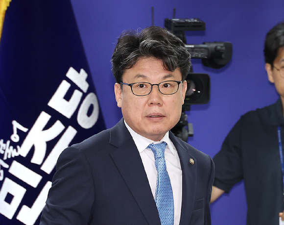 더불어민주당 진성준 정책위의장이 15일 서울 여의도 국회 의원회관에서 열린 '폭염 대책 당정 간담회'에 참석하고 있다. 2025.7.15 [사진=연합뉴스]