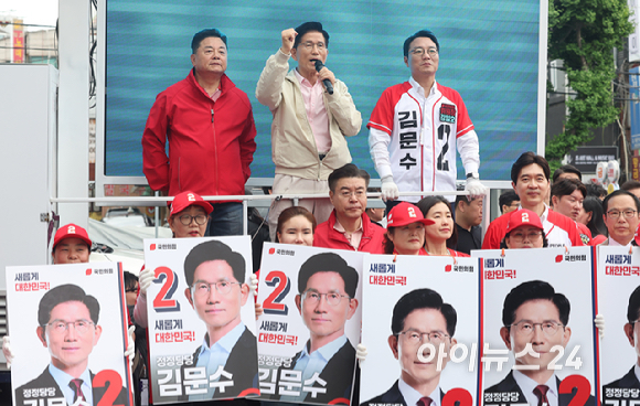 김문수 국민의힘 대선후보가 20일 오후 서울 강서구 남부골목시장 입구에 마련된 유세차량에 올라 연설을 하고 있다. [사진=곽영래 기자]