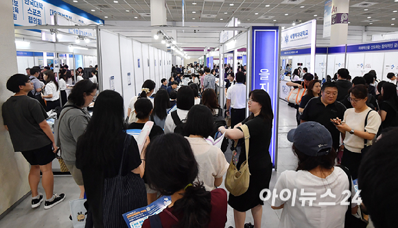 23일 서울 강남구 코엑스에서 열린 2027학년도 수시 대학입학정보박람회에서 학부모&middot;학생들이 상담을 받고 있다. [사진=곽영래 기자]
