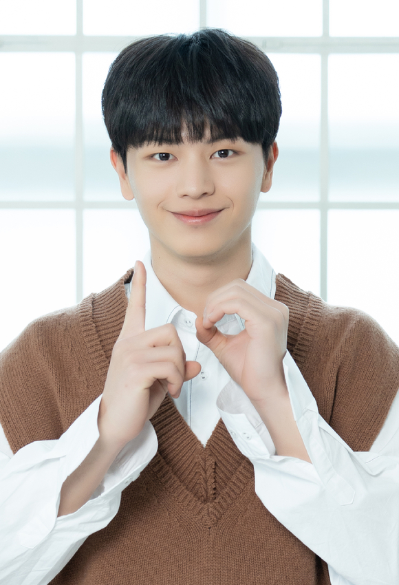 그룹 비투비 육성재가 21일 온라인으로 진행된 비투비 정규 3집 'Be Together' 발매 기념 기자간담회에 참석해 포즈를 취하고 있다. [사진=큐브엔터테인먼트]