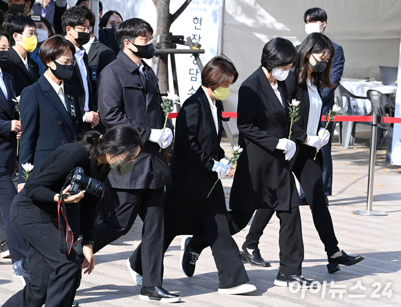 이정미 정의당 대표와 이은주 원내대표를 비롯한 관계자들이 31일 오전 서울광장에 마련된 이태원 사고 사망자 합동분향소를 찾아 헌화를 준비하고 있다. [사진=김성진 기자]