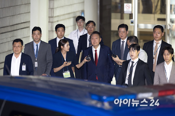 12.3 비상계엄 사태 관련 내란 혐의를 받는 윤석열 전 대통령이 9일 서울 서초구 서울중앙지방법원에서 구속 전 피의자 심문(영장실질심사)을 마치고 대기 장소인 서울구치소로 이동하고 있다. [사진=사진공동취재단]