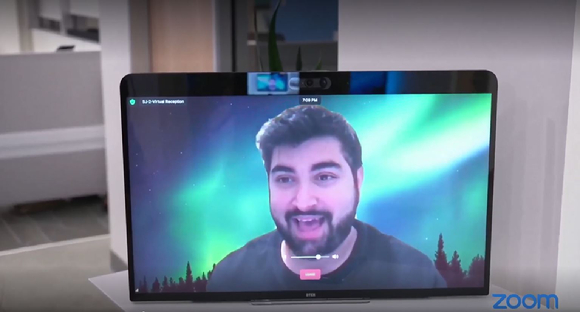 재택근무 중인 직원이 사무실에 출근한 직원의 체크인을 돕고 있다. [사진=줌]