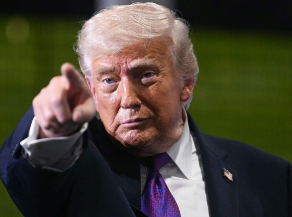 도널드 트럼프 미국 대통령이 지난 11일(현지시간) 미국 켄터키주 헤브론에 있는 버스트 로지스틱스에서 연설하고 있다. [사진=AFP/연합뉴스 ]