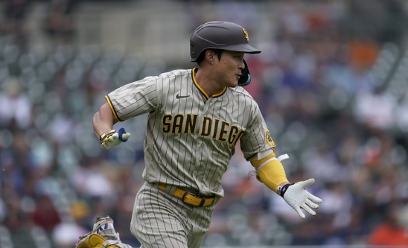 MLB 샌디에이고에서 뛰고 있는 김하성이 28일(한국시간) 열린 디트로이트와 원정 경기에서 적시타를 쳐낸 뒤 1루로 출루하고 있다. [사진=뉴시스]