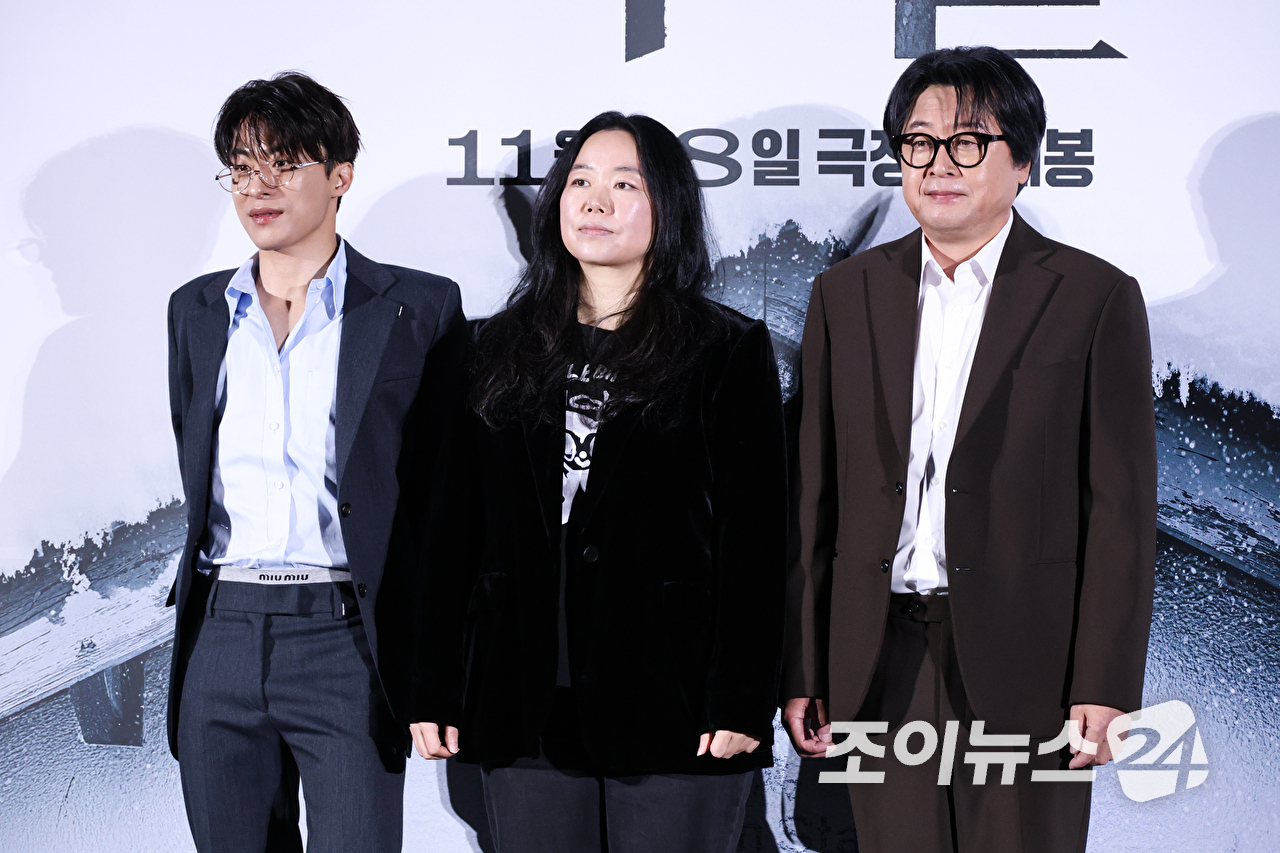 배우 구교환, 홍의정 감독, 배우 김윤석이 30일 오전 서울 용산구 CGV 용산아이파크몰점에서 진행된 영화 '폭설'(감독 홍의정, 박선우) 제작보고회에 참석해 포즈를 취하고 있다. [사진=문수지 기자]