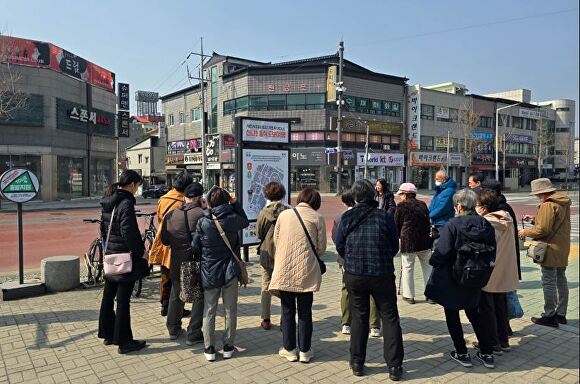 제천시의 미식도보여행에 참여한 일본인 관광객 모습. [사진=제천시]