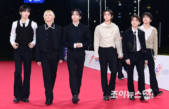 그룹 보이넥스트도어(BOYNEXTDOOR)가 19일 오후 서울 영등포구 여의도 KBS홀에서 열린 제46회 청룡영화상 레드카펫 행사에 참석하고 있다. [사진=정소희 기자]