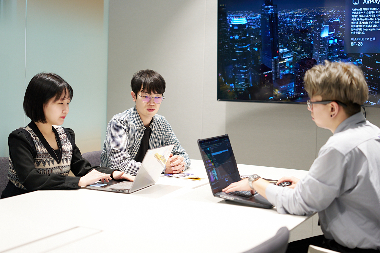 왼쪽부터 권영국 카카오엔터테인먼트 IP법무팀 차장, 박수혁 카카오엔터테인먼트 IP법무팀 대리, 한예슬 카카오엔터테인먼트 IP법무팀 대리가 포즈를 취하며 사진을 찍고 있다. [사진=카카오엔터테인먼트]