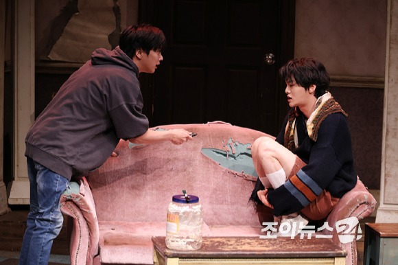 배우 최석진이 19일 오후 서울 종로구 동숭동 대학로티오엠에서 진행된 연극 '오펀스' 프레스콜에 참석해 열연을 펼치고 있다. [사진=문수지 기자]