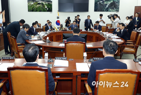 신성범 국회 정보위원장이 11일 서울 여의도 국회에서 열린 정보위원회 전체회의를 주재하고 있다. [사진=곽영래 기자]