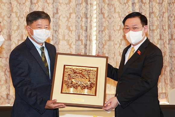 14일 서울 소공동 롯데호텔에서 임병용 GS건설 부회장이 브엉 딘 후에 베트남 국회의장(오른쪽)에게 기념품을 전달하고 있다. [사진=GS건설]