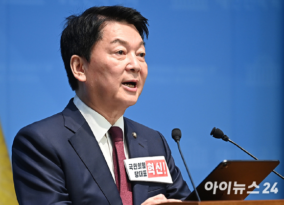 이재명 대통령이 지난달 30일 용산 대통령실에서 열린 제44회 국무회의에서 자료를 살펴보고 있다. [사진=연합뉴스]