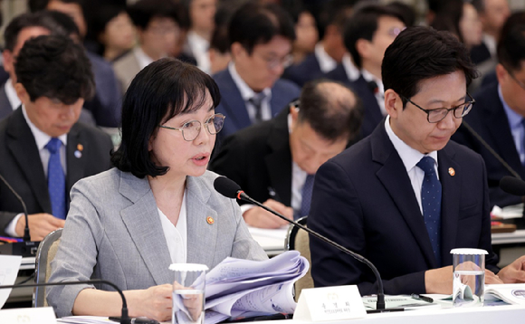 송경희 개인정보보호위원장(왼쪽)이 16일 오전 청와대 영빈관에서 2026년 하반기 부처 업무보고를 진행하고 있다. [사진=청와대통신사진기자단]