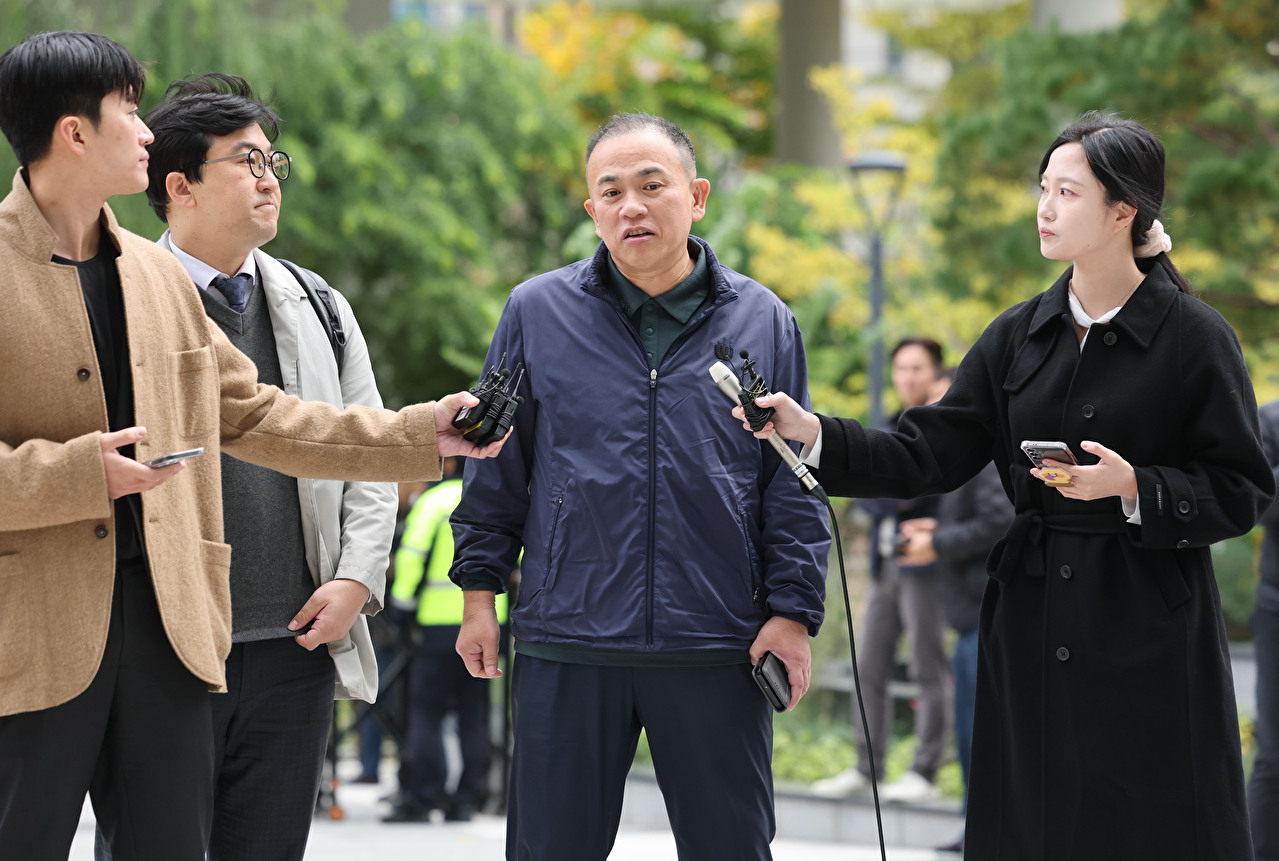 8일 '여론조사비 대납 의혹'을 수사하는 민중기 특별검사팀의 사무실에 출석한 오세훈 서울시장과 명태균씨 [사진=연합뉴스]