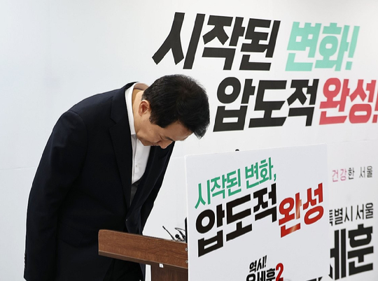 서울시가 교량 철거 작업 중 상판 붕괴 사고가 난 서소문 고가차도에 대해 40시간에 걸친 완전 철거 작업에 들어갈 예정인 가운데 28일 서울 서대문구 서소문 고가차도 붕괴 사고 현장 주변이 통제되고 있다. [사진=연합뉴스]