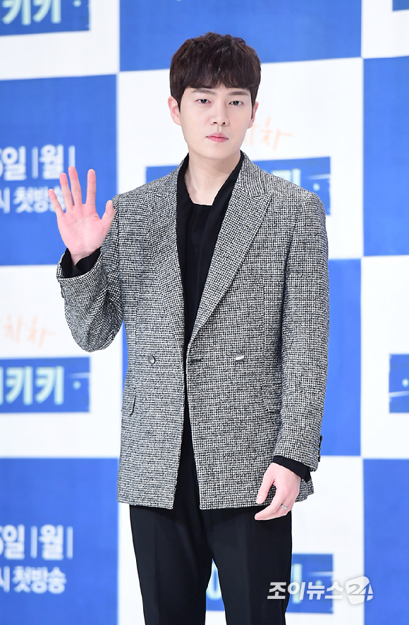 손승원이 JTBC 월화드라마 '으라차차 와이키키' 제작발표회에서 포토타임을 갖고 있다. [사진=정소희 기자]