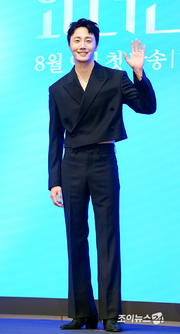 배우 정일우가 6일 오후 서울 신도림 더세인트 그랜드 볼룸에서 열린 KBS2 새 주말드라마 '화려한 날들' 제작발표회에 참석하고 있다. [사진=정소희 기자]