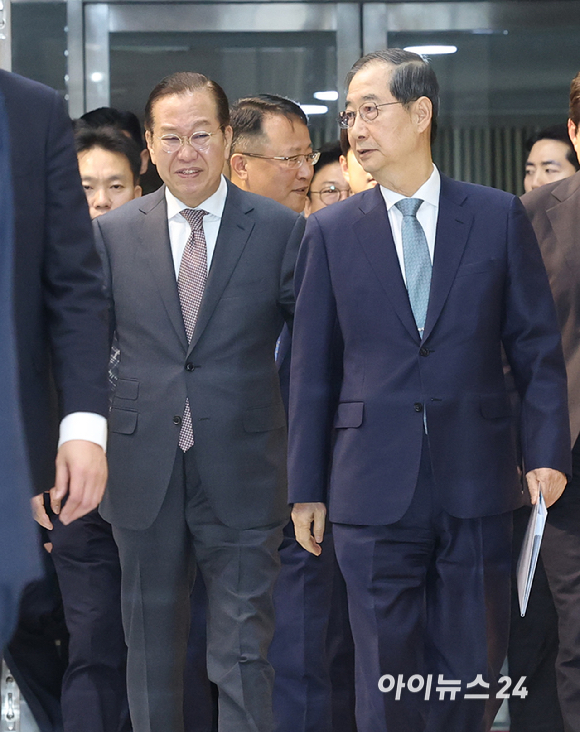 한덕수 대통령 권한대행 국무총리가 24일 오전 서울 여의도 국회에서 열린 추가경정예산안 시정연설을 위해 본회의장으로 향하며 권영세 국민의힘 비상대책위원장과 대화하고 있다. [사진=곽영래 기자]