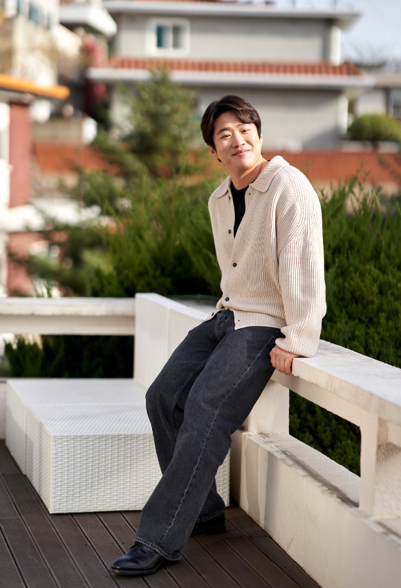 배우 안재홍이 영화 '리바운드'(감독 장항준) 인터뷰에 앞서 포즈를 취하고 있다. [사진=바른손이앤에이]