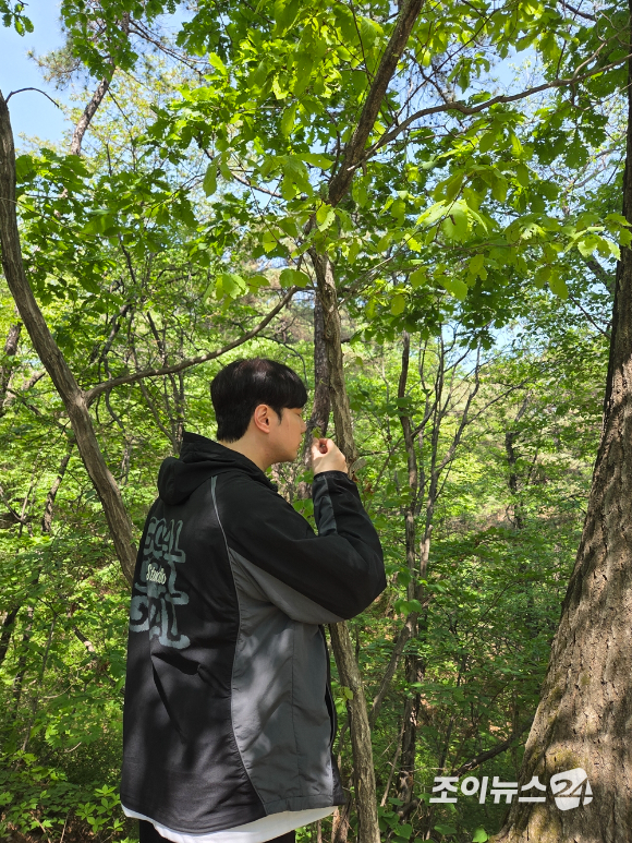 가수 강설민이 25일 서울 강북구 우이동 만남의 광장에서 열린 산악인 오은선 대장과 함께하는 '제13회 희망찾기 등산&middot;트레킹 교실'에 참가해 북한산을 오르고 있다. [사진=이미영 기자]