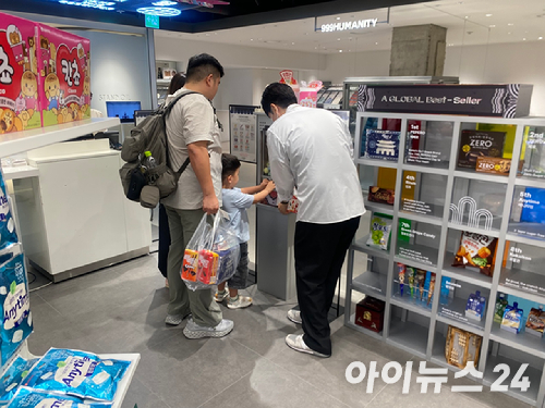 롯데웰푸드의 'K-스낵 하우스'를 찾은 외국인 관광객. [사진=설래온 기자 ]