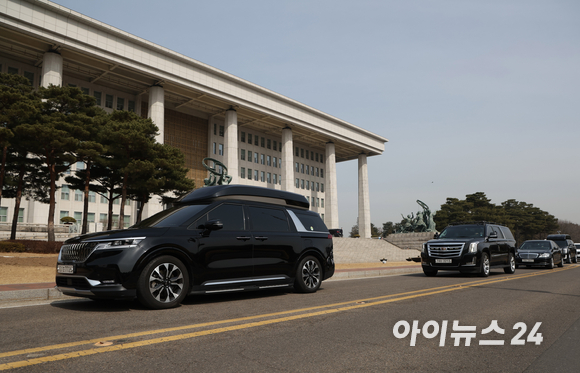 윤석열 대통령 당선인을 태운 차량이 10일 서울 여의도 국회도서관에서 기자회견을 마친 후 당사로 이동하고 있다. [사진=김성진 기자]