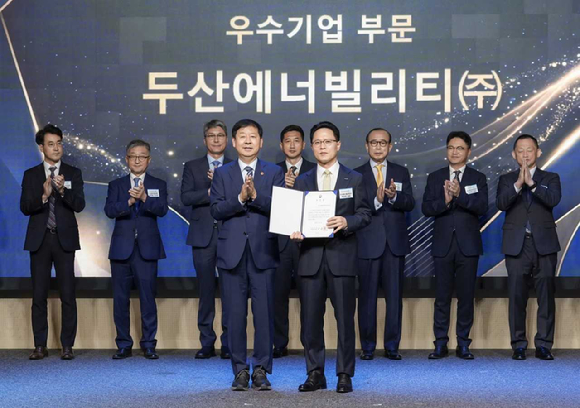 1일 열린&lsquo;한국수출입은행 창립 50주년 기념식&rsquo;에서 두산에너빌리티 박상현 사장(앞줄 오른쪽)이 구윤철 경제부총리(앞줄 왼쪽)로부터 표창을 받고 기념촬영을 하고 있다. [사진=두산에너빌리티]