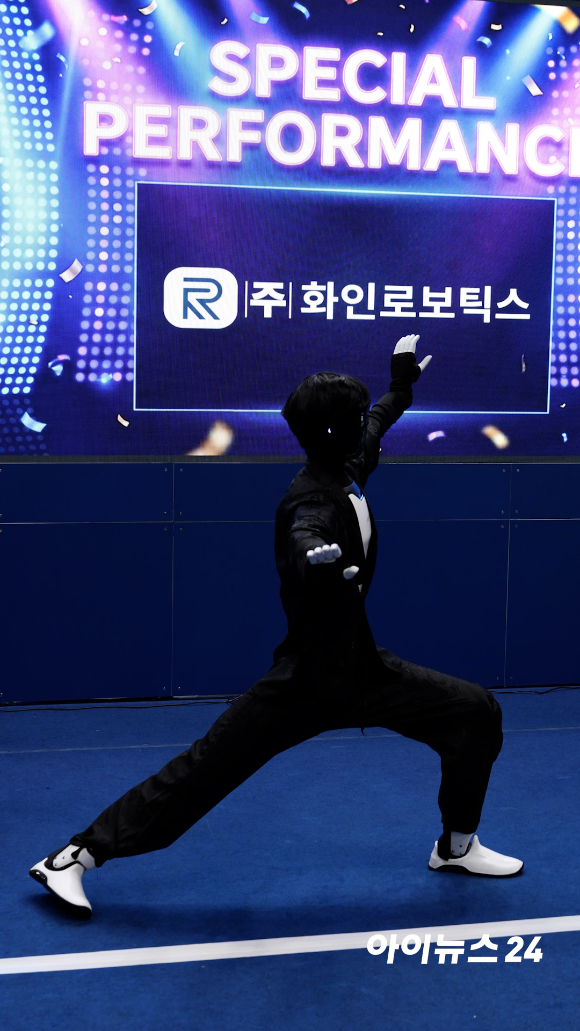 화인로보틱스 부스의 휴머노이드 로봇이 지난 19일 오전 서울 강남구 코엑스에서 진행된 'AI 서밋 서울 앤 엑스포2026(AISE 2026)'에서 시연을 하고 있다. [사진=문수지 기자]