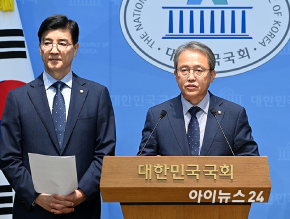 송기헌 TF 단장과 의원들이 9일 서울 여의도 국회 소통관에서 더불어민주당 선관위개혁TF '선관위 개혁 3법 발의' 기자회견을 하고 있다. [사진=곽영래 기자]