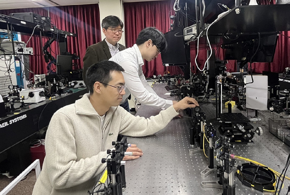 포스텍(POSTECH)에서 연구원들이 무색수차 메타렌즈를 실험하고 있다. [사진=삼성전자]