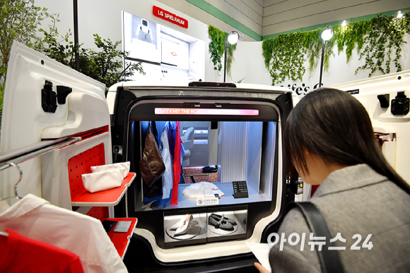 22일 서울 강남구 코엑스에서 열린 2026 월드IT쇼에서 LG전자 부스에서 관람객들이 부스를 둘러보고 있다. [사진=곽영래 기자]