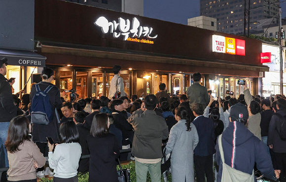 30일 서울 삼성동 인근 깐부치킨에서 젠슨 황 엔비디아 최고경영자가 이재용 삼성전자 회장, 정의선 현대차 그룹 회장이 회동할 것으로 알려지자 취재진과 시민들로 붐비고 있다. 2025.10.30 [사진=연합뉴스]