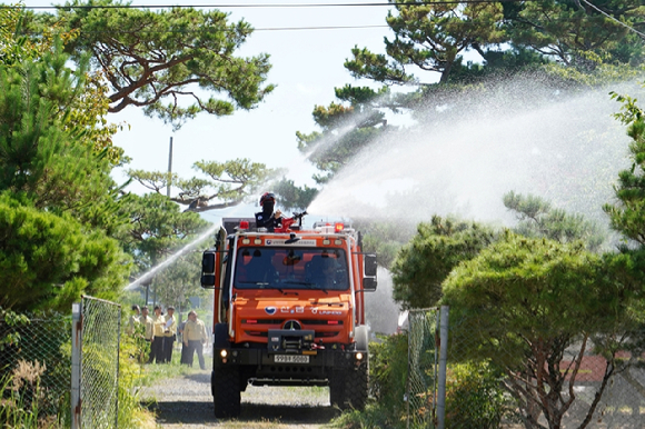 산림청이 7일 임업인의 폭염 가뭄피해 최소화를 위해 산불진화차량을 투입해 용수를 공급하고 있다. [사진=산림청]