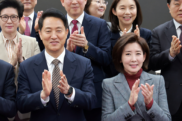 오세훈 서울시장이 6일 국회 의원회관에서 국민의힘 권영세 의원과 서울시가 연 용산국제업무지구 관련 정책 토론회에 참석해 국민의힘 나경원 의원 등 참석자와 기념 촬영하고 있다. 2026.3.6 [사진=연합뉴스]