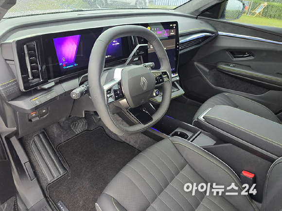 스테판 드블레즈 르노코리아 사장이 지난 25일 그랜드 워커힐 서울 애스톤하우스에서 열린 '세닉 이테크(E-Tech)' 미디어 간담회에서 발표하고 있다. [사진=김종성 기자]