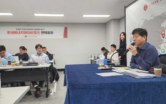 롯데에너지머티리얼즈 2026 상반기 글로벌 전략회의에서 김연섭 대표이사(사진 오른쪽)가 발표하고 있다. [사진=롯데에너지머티리얼즈]