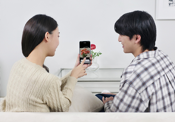 삼성전자의 '갤럭시A17 LTE' 모델을 사용하는 모델들. [사진=삼성전자]