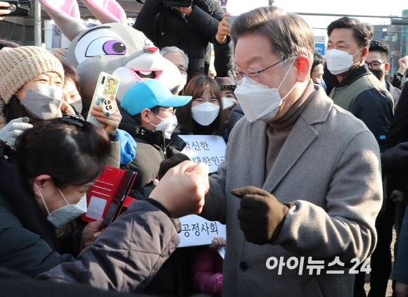 더불어민주당 이재명 대선후보가 지난 26일 경기 파주 금촌역 광장에서 열린 '매타버스 파주, 민심속으로!'에서 시민들과 인사하고 있다. [사진=국회사진취재단]