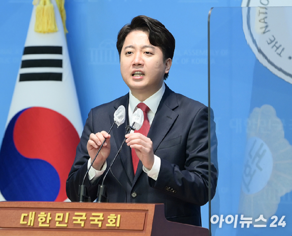 이준석 전 국민의힘 대표가 지난 20일 "교원에 대한 사적 소통을 차단하는 것을 법제화해야 한다"라고 밝혔다. [사진=정소희 기자]