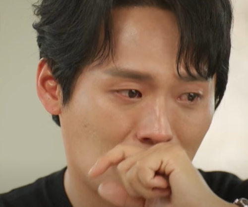 넷플릭스 '폭싹 속았수다'에 출연한 배우 최대훈이 18년 무명 시절과 돌아가신 아버지를 떠올리며 눈물을 훔쳤다. [사진=tvN]