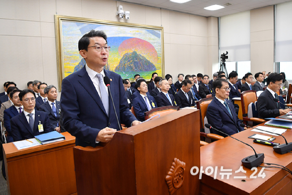 이억원 금융위원장이 20일 서울 여의도 국회 정무위원회에서 열린 금융위원회 등에 대한 국정감사에서 업무보고를 하고 있다. [사진=곽영래 기자]