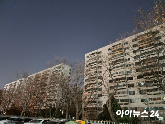 22일 저녁 7시40분 여의도 시범아파트에서 정전사고가 발생하며, 일부 입주민이 엘리베이터에 갇히기도 했다. [사진=제보자 제공]