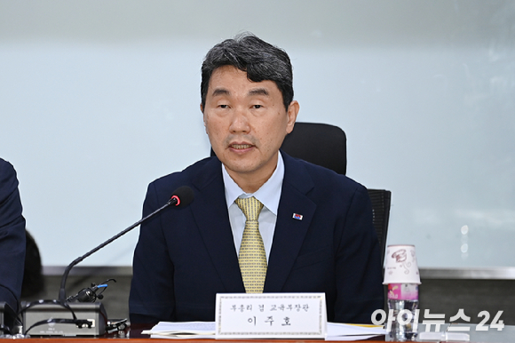 역사 강사 이다지가 최근 윤석열 대통령 및 정부의 수능 출제 방향성에 대한 비판성 의견을 남겼다. [사진=이다지 유튜브 캡처]