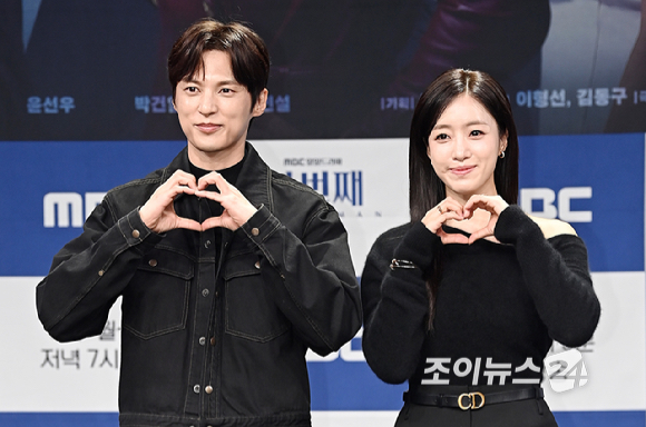 [포토] 윤선우-함은정, 첫 번쨰 남자 많이 사랑해주세요
