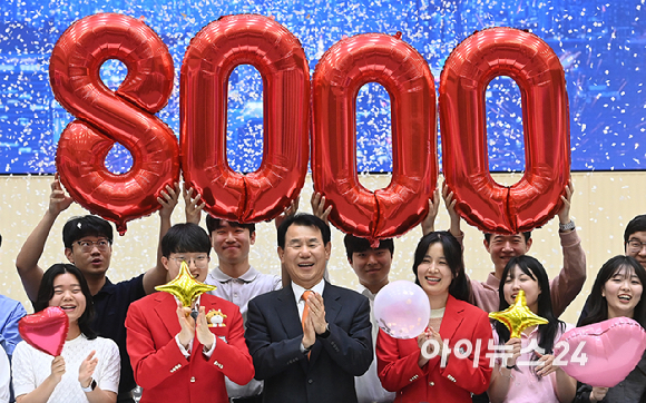 정은보 한국거래소 이사장과 직원들이 26일 서울 여의도 한국거래소 홍보관에서 코스피 8000포인트 돌파 기념 세리머니를 펼치고 있다. [사진=곽영래 기자]