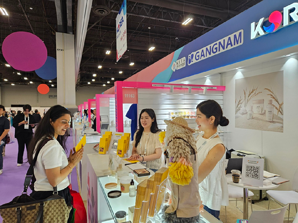 강남구가 '2026년 해외마케팅 지원사업'을 추진한다. 사진은 지난해 7월 열린 '북미 코스모프로프 라스베이거스 전시회'에 참가한 '강남구 공동관'의 모습. [사진=강남구]