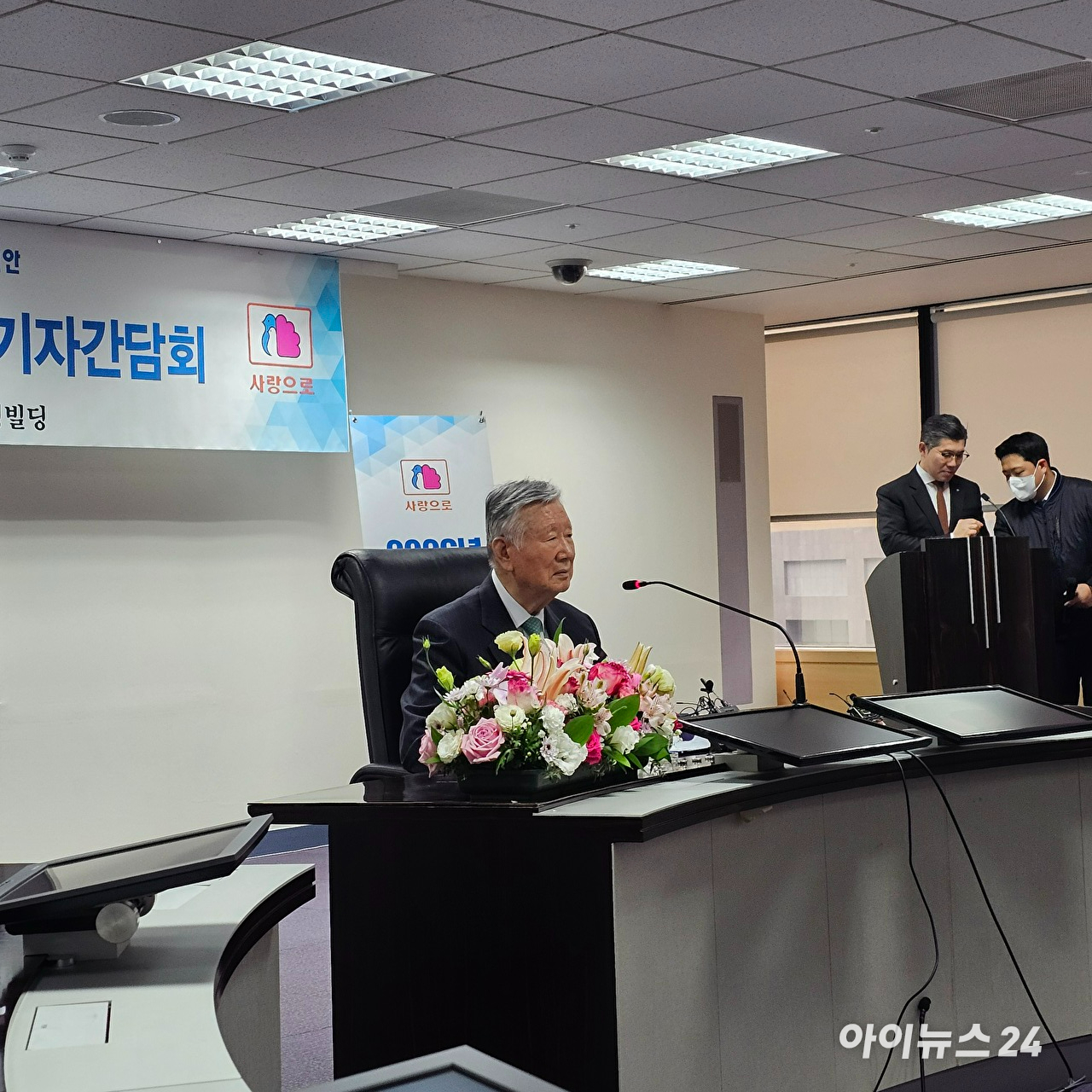 이중근 부영그룹 회장이 5일 서울 중구 세종대로 부영태평빌딩에서 열린 2026년 부영그룹 시무식 및 출산장려지원 행사에서 다둥이 가족에게 ２억원을 수여하고 있다. [사진=정소희 기자]